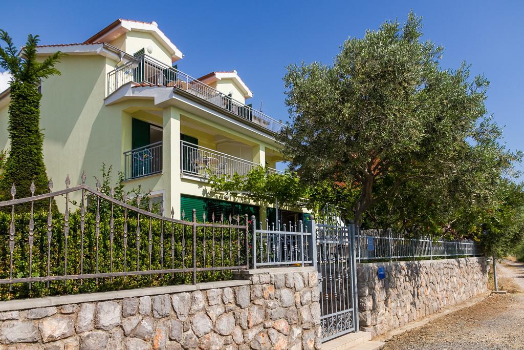 Apartments Vukelic Klenovica Bagian luar foto